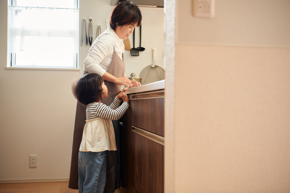 親子で立つキッチンカウンター
