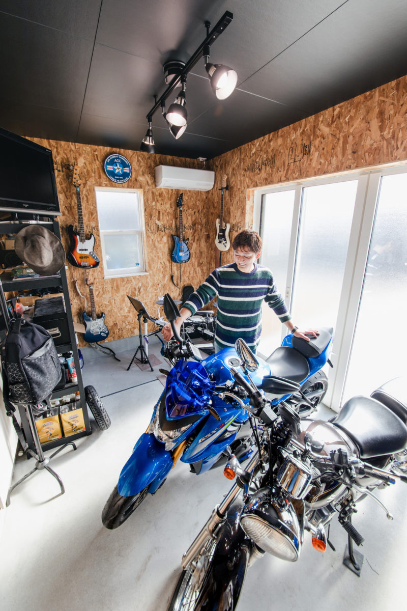 バイクとギターを楽しむガレージ