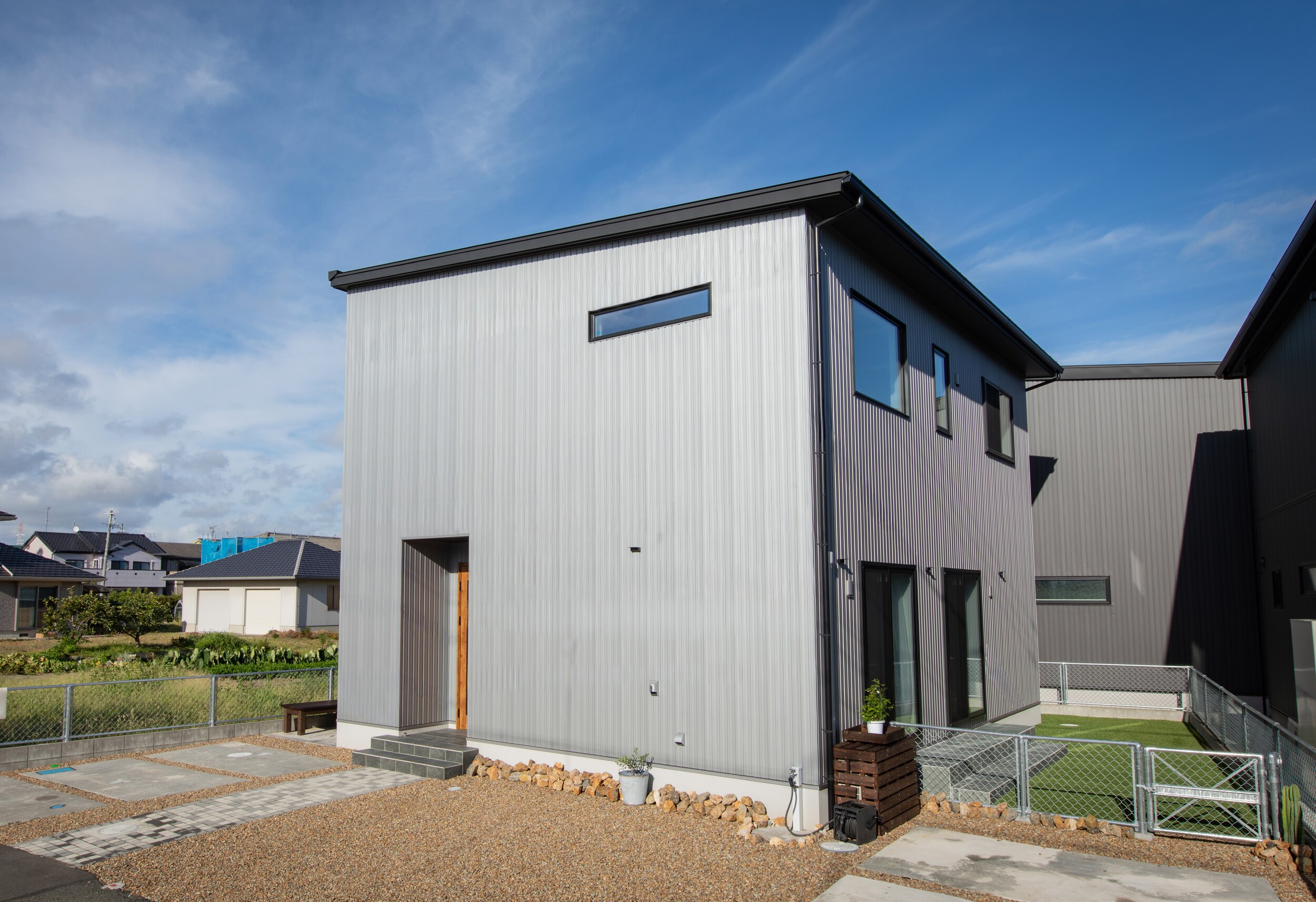 吹抜けのある大人カッコいい2階建て外観