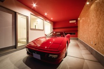 赤いスポーツカーを収めるガレージ