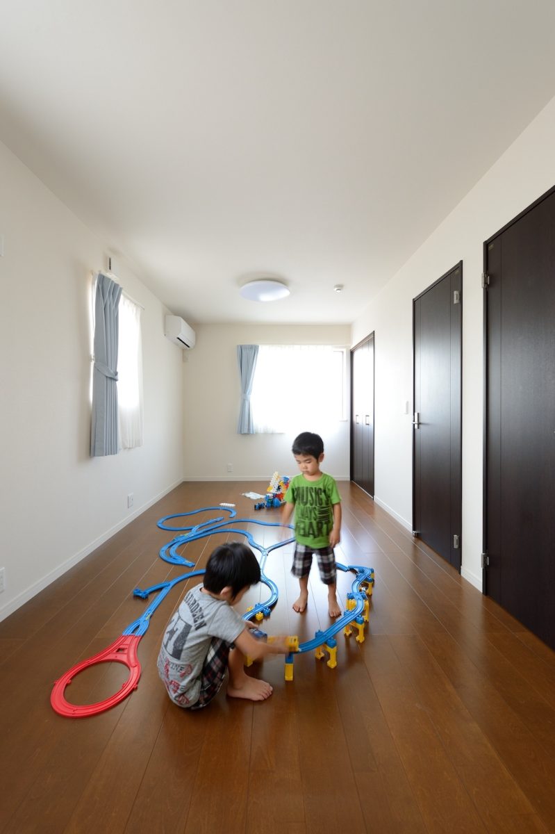 子どもが遊ぶ明るい寝室