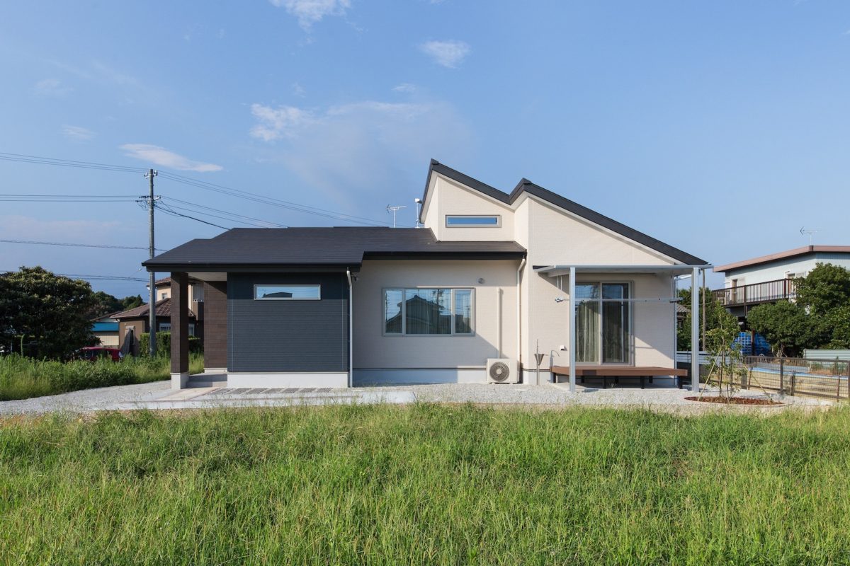 広い庭のあるシンプルな平屋