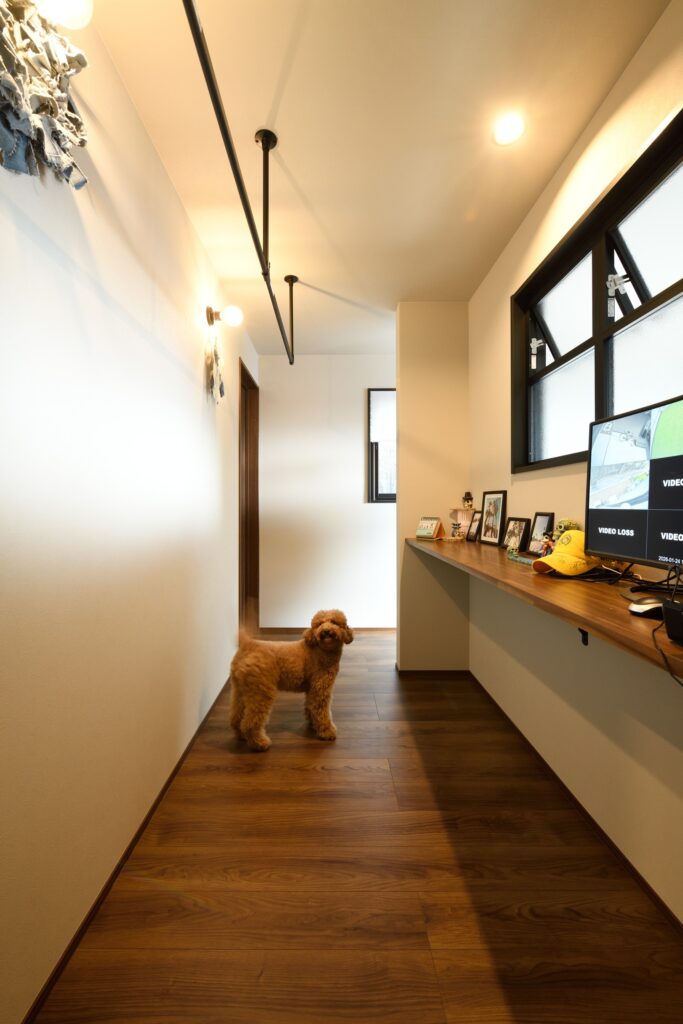 カウンターを設けた廊下で過ごす愛犬