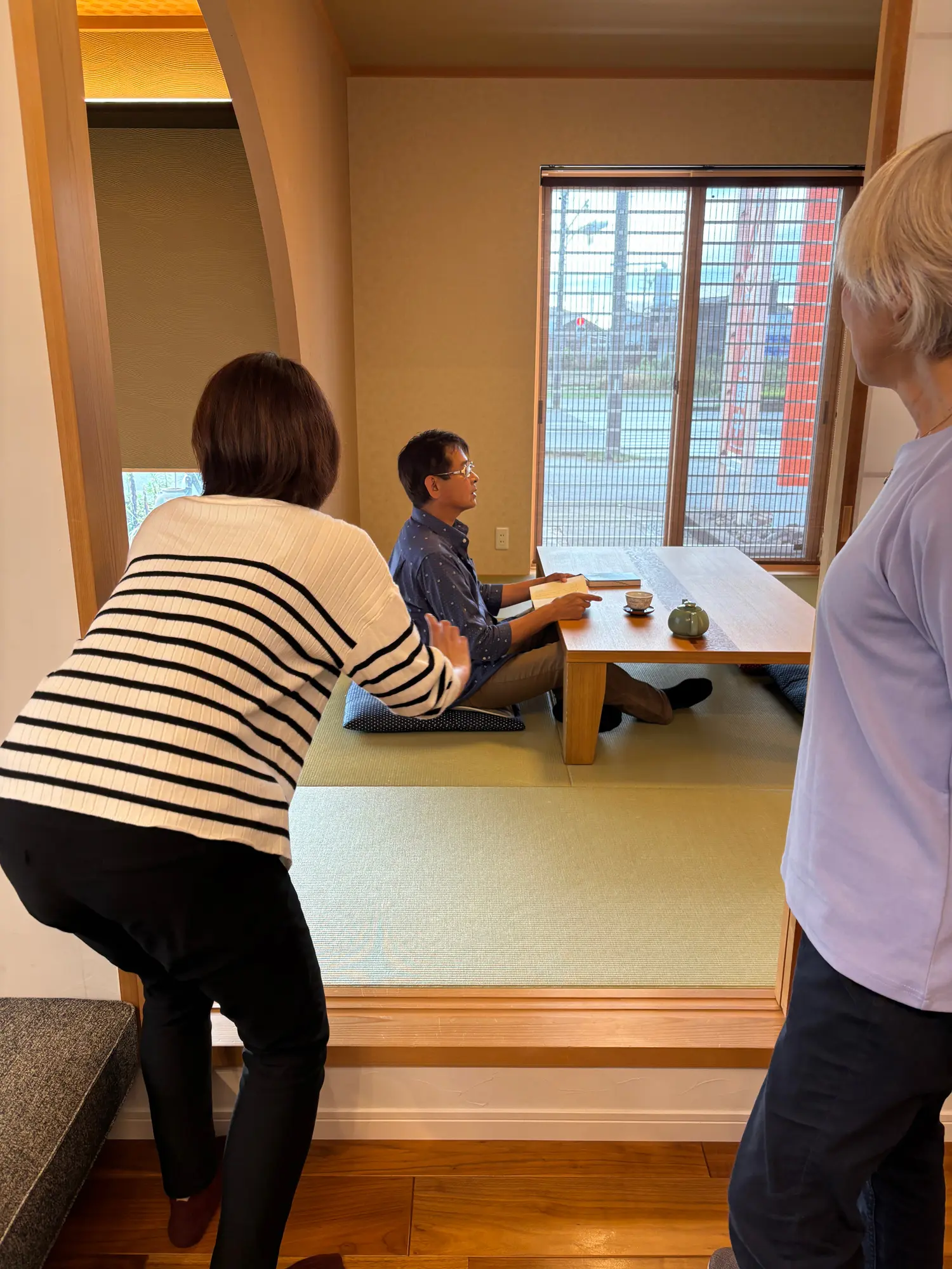 笠井モデルハウスで商品撮影が行われました｜羽立工業様「背筋ピンチェア」