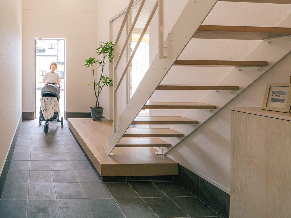 吹抜けのあるS CUBO2階建て　縦長の框と土間空間