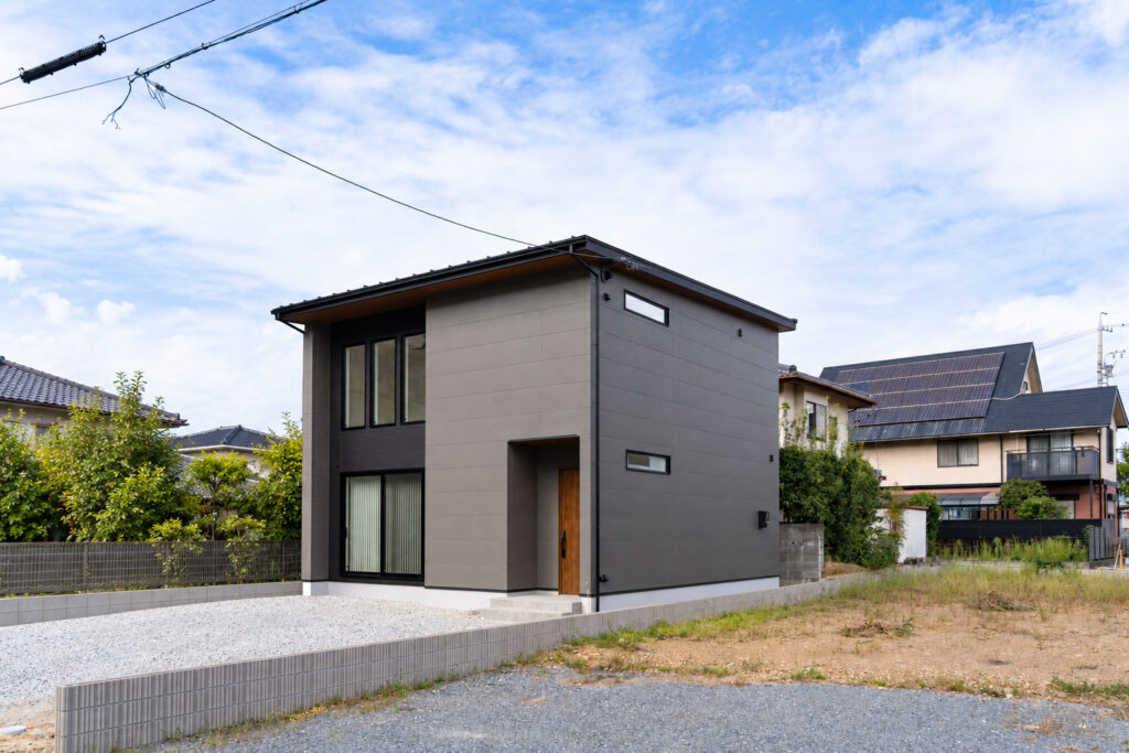 濃淡2色のグレーの外壁でまとめた2階建ての外観